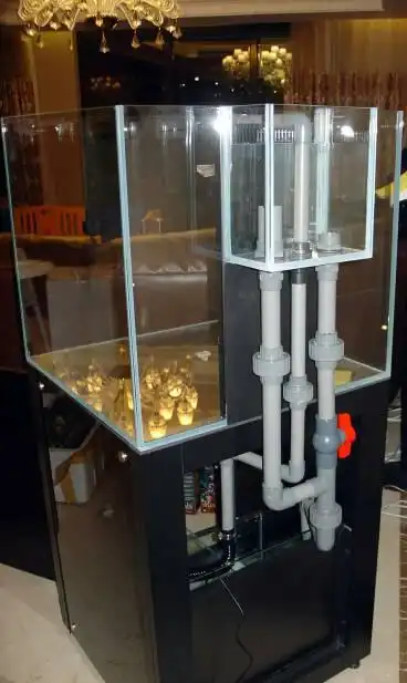 打算做个背包溢流,请教第二图的下水口为什么要加弯头让下水口冲下?