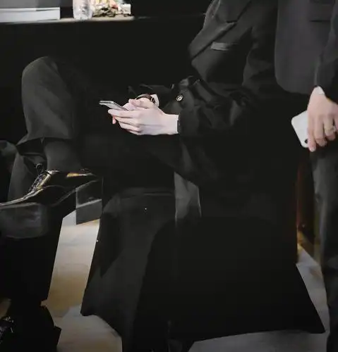 西装 皮鞋 黑袜子06尖头皮鞋也可