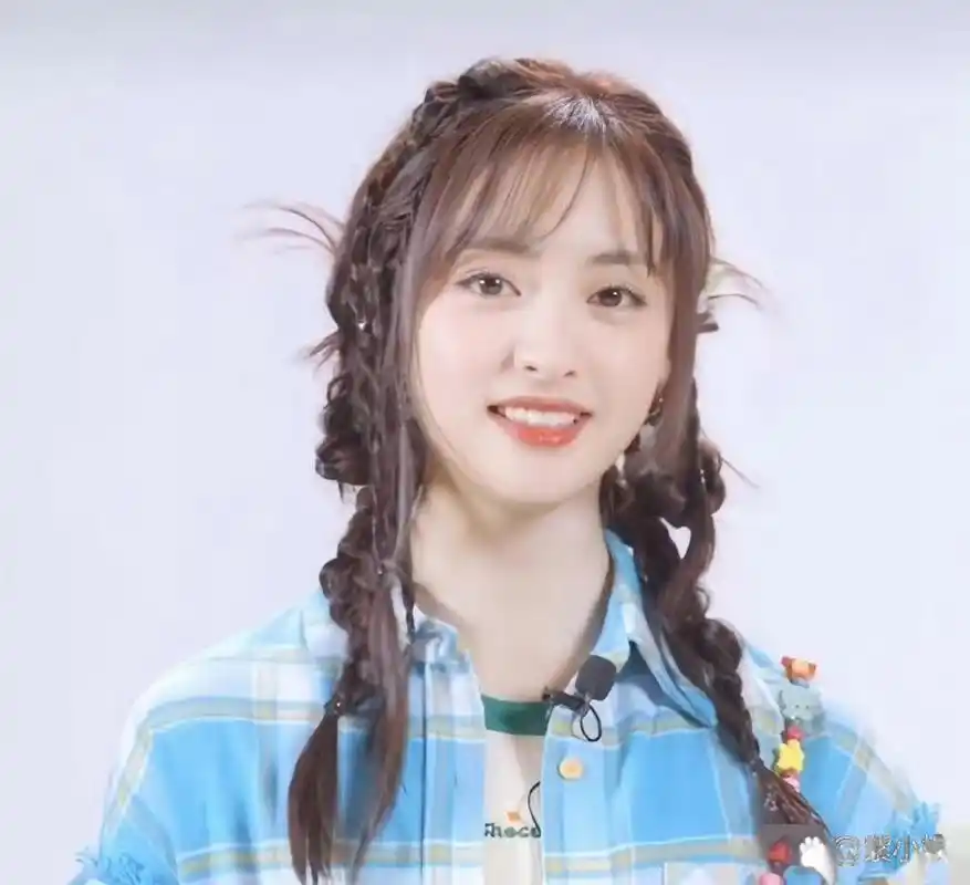 沈月新发型萌爆了!神秘编发让人百看不厌!