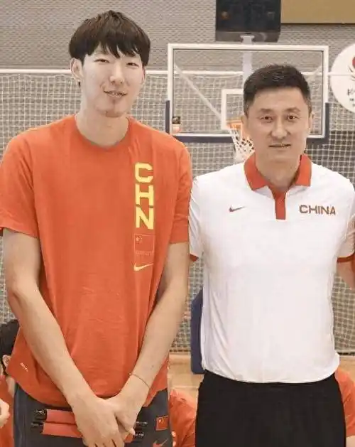 广东新赛季惊现两个周琦,内线221厘米"双塔"威力无穷!_徐昕_身高_徐杰