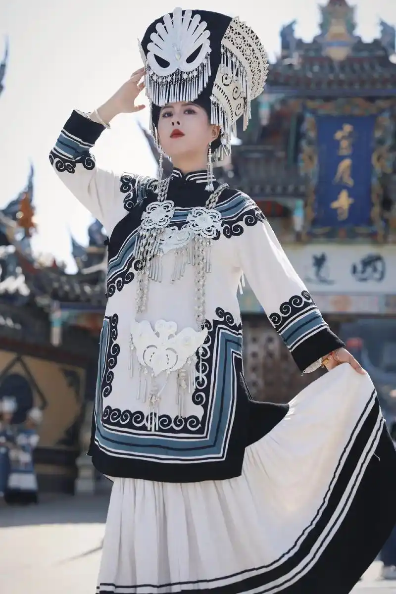彝族服饰 #总要穿一次少数民族服饰 #一张有宿命感的彝族照 - 兑趑