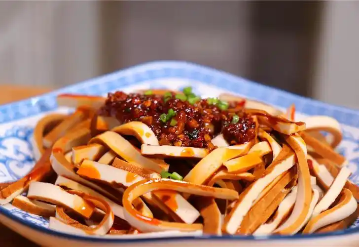 凉拌香干怎么做才好吃?老师傅:只要放2大勺"它"比买的好吃