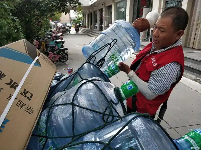 送水工李启山每天奔波一百多公里的清凉使者