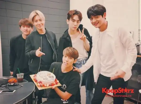 shinee金钟铉突然自杀离世 成员珉豪难过大哭,几度晕厥!