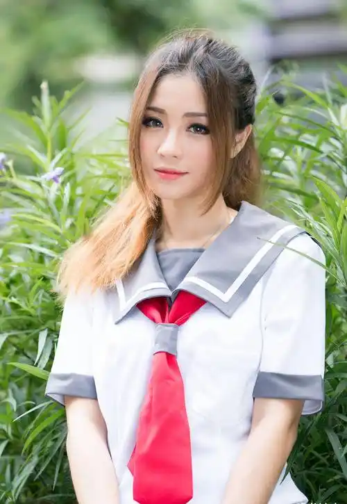 穿水手服的台女生在校园里面拍写真甜美有了但差了几分青春