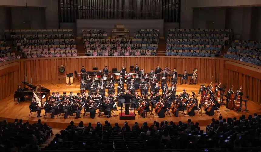 10月31日,北京市第八中学金帆交响乐团在国家大剧院音乐厅演出.