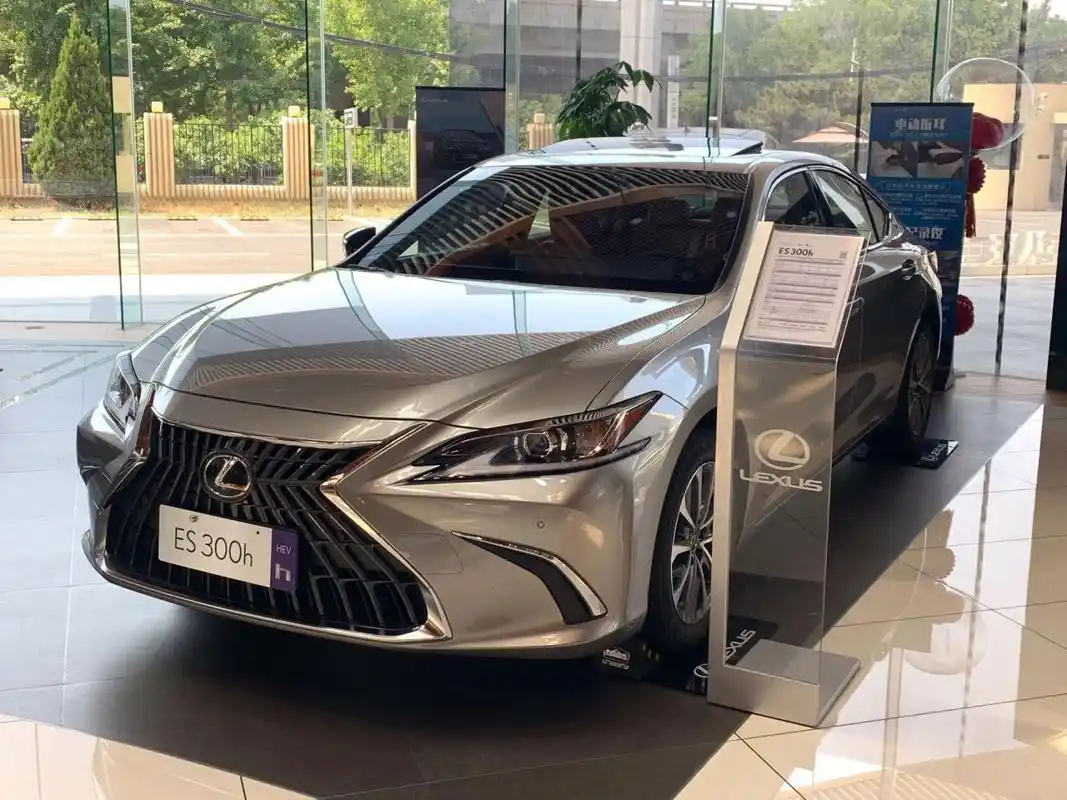 雷克萨斯es200钛银色还是石英白,纠结 怎么办,两个颜色都好好看,阳光