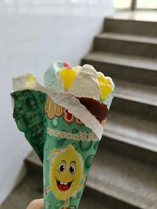 小神童海盐柠檬味冰激凌好好吃