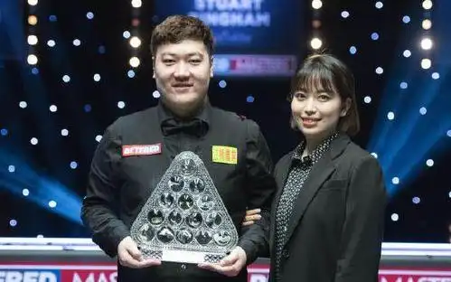 颜丙涛捧杯,女友相伴.图/世界台联