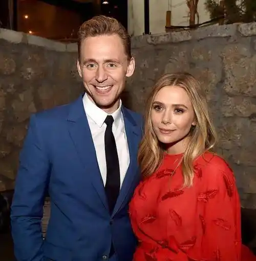 在和阿内特相恋前,奥尔森还和英国男演员"抖森"汤姆·希德勒斯顿约会