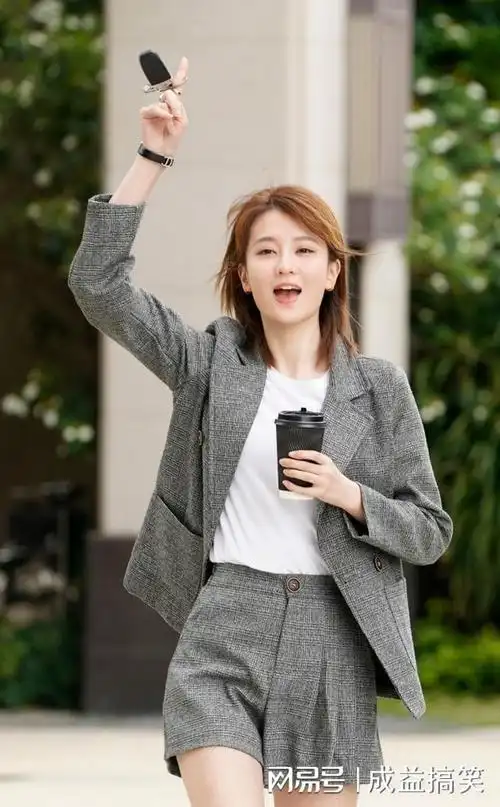 杨幂孙俪刘诗诗佟丽娅赵丽颖等10位女星职业装大pk谁才是yyds