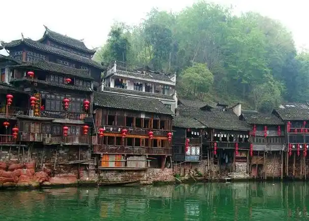 吊脚楼,为苗族(重庆,贵州等),瑶族,布依族,侗族,土家族等多民族的传统