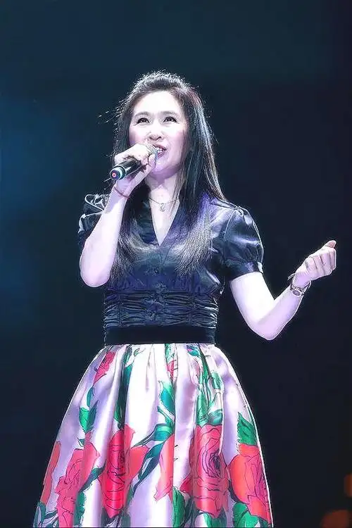 刘德华32年前画面曝光,26岁天王为师妹伴舞陪唱模样超级嫩