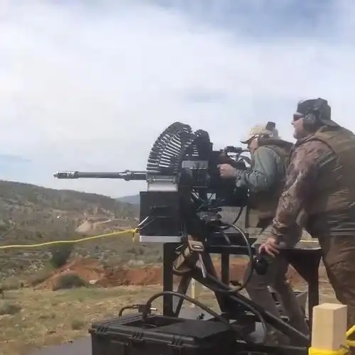 兵器影像 m230型30x113 毫米"大毒蛇"机关炮进行实弹射击  l兵器杂志