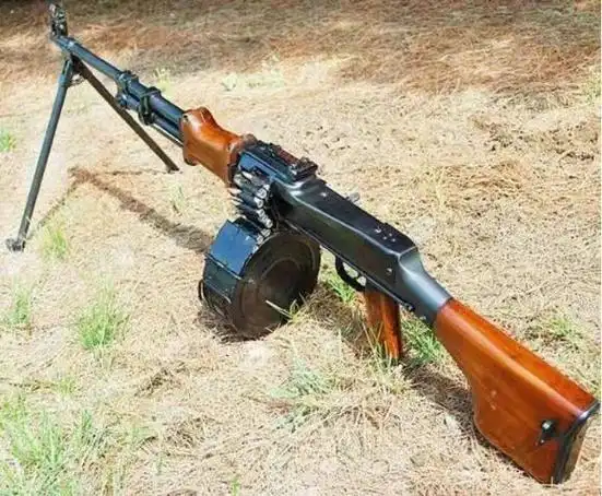 m16打不过ak47美军最爱我国产56式弹鼓机枪疯狂扫射