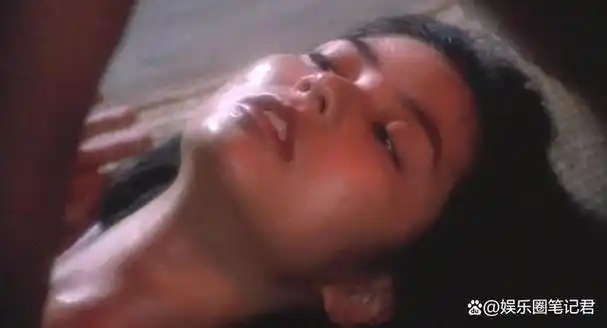 钟楚红在1983年拍摄了电影男与女,男主角是万梓良女主角就是钟楚红在