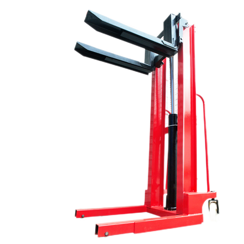 【手刹咔嚓响起,越越尚踩下刹车,安全到位!