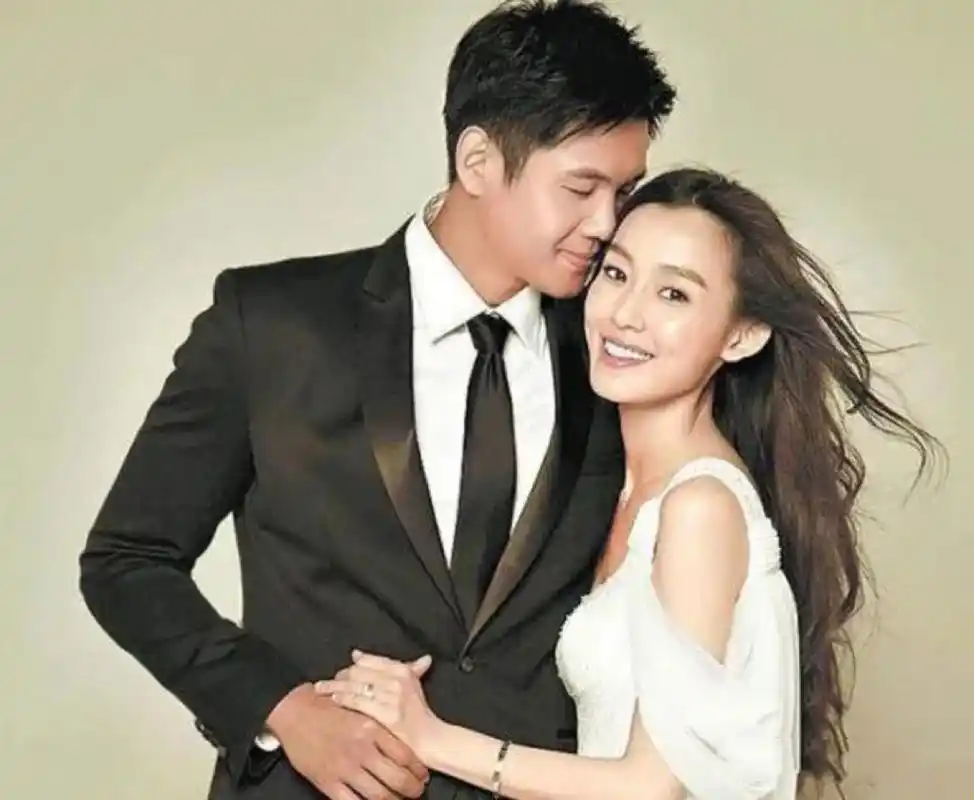 曾经"黑girl"组合队长大牙,在社媒上爆料,范玮琪老公"黑人"陈建州