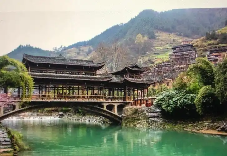 风雨桥是苗族的一大特色,不仅仅是挡风遮雨,还有关风蓄气之说.