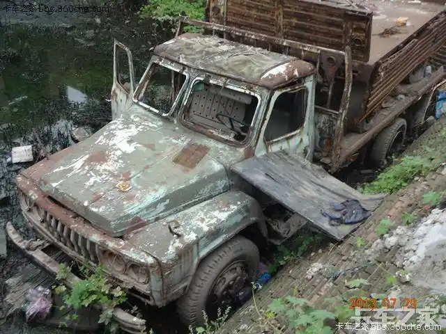 英雄末路偶遇老东风尖头拖挂车感慨随拍