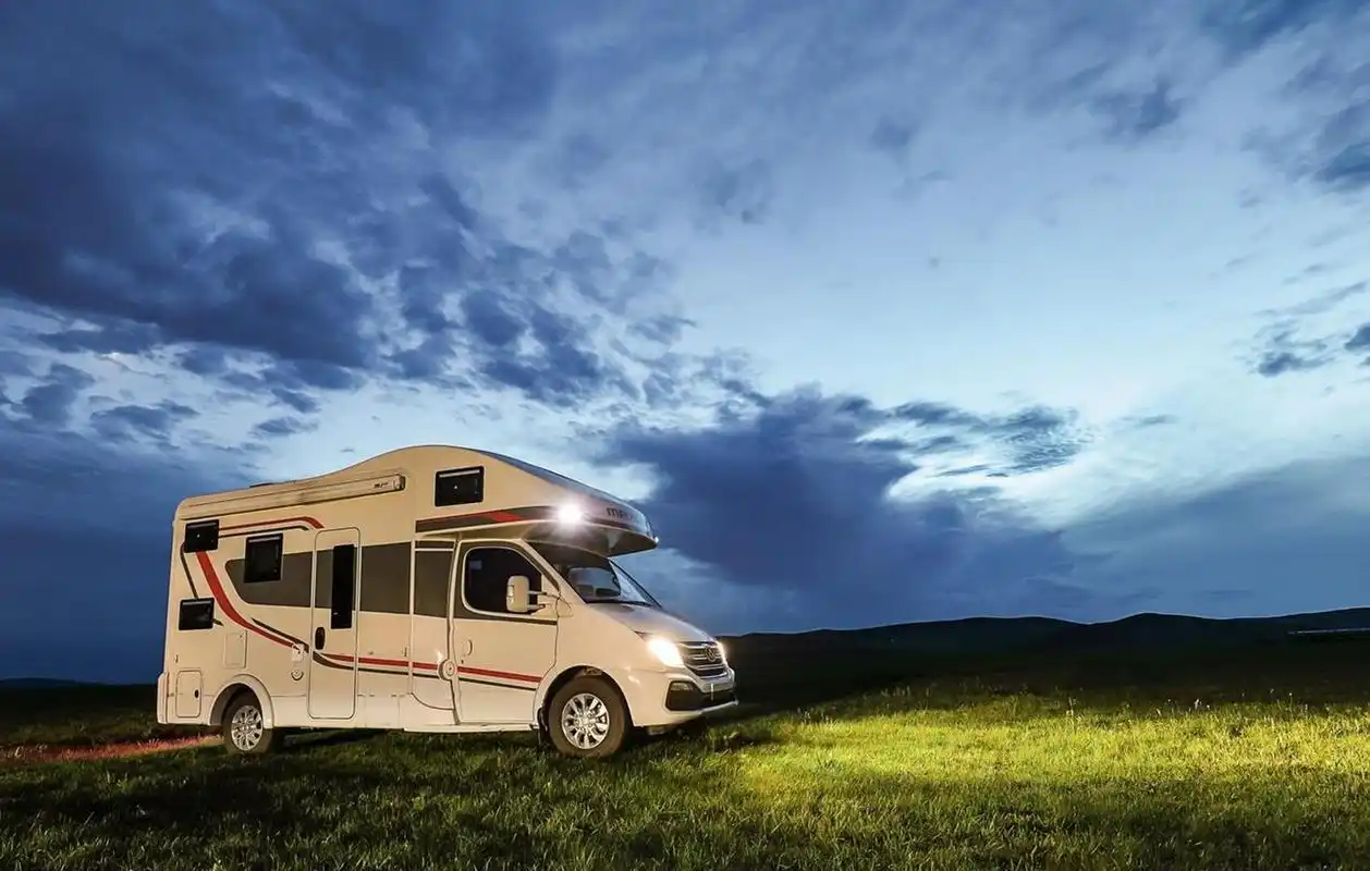 首先要看房车类型,对自行式房车来说: 1,车长小于6米,乘坐人数9人或