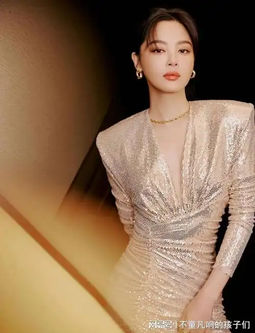 辛芷蕾包臀裙写真曝光辣妈身材比例真好