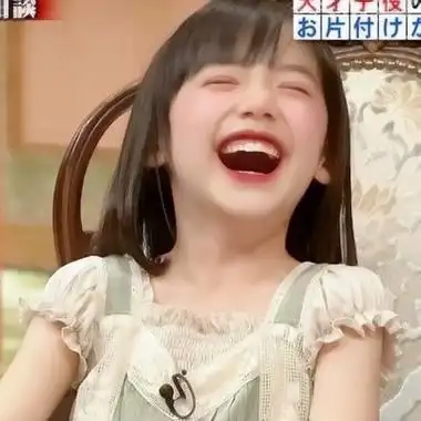 开怀大笑小女孩图片头像同一个小女孩可爱大笑图片高清头像