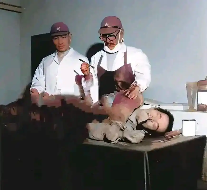 1937年,日本侵华期间,臭名昭著的731部队,正拿着一个大活人做解剖实验