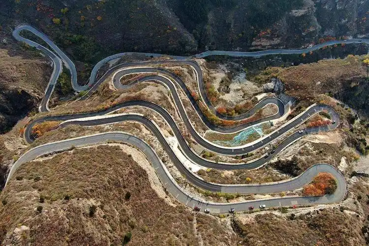 蜿蜒曲折的壮美山路是假期自驾游的不二选择