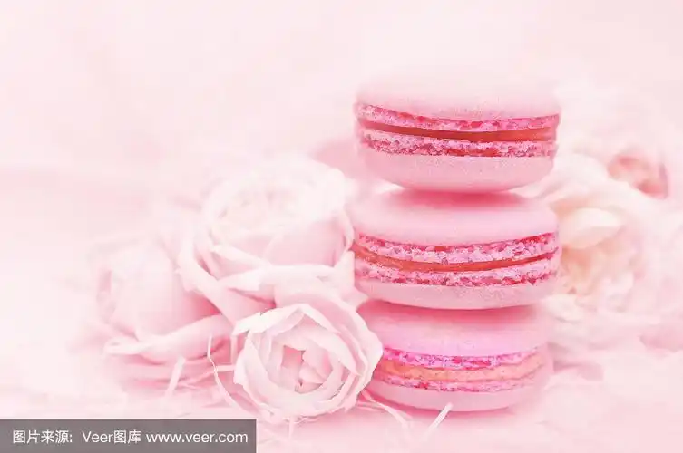 粉色马卡龙在情人节装饰和玫瑰花的背景