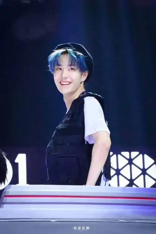 创造101 i贝雷帽i蓝发i王老师来了! @uniq-王一博 cr:logo