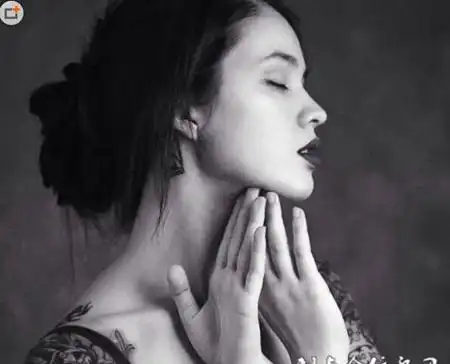 气质美女黑白纹身图片