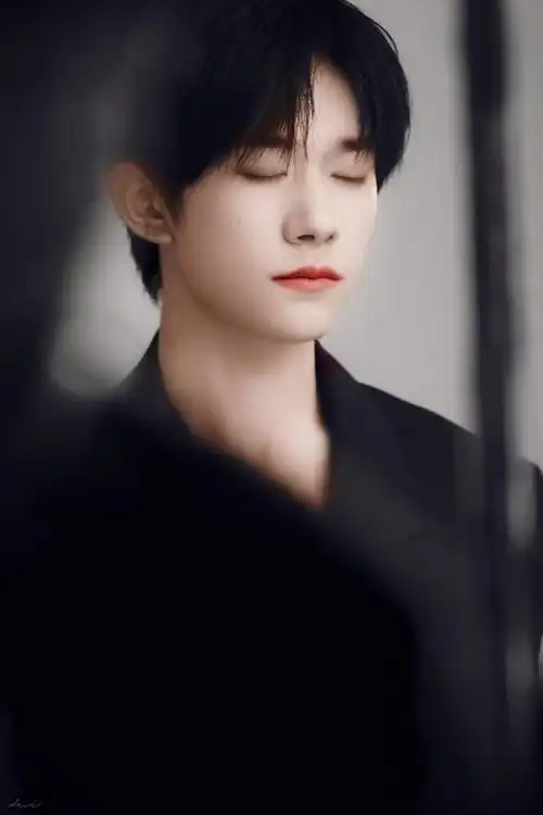 易烊千玺帅气美图来袭 乖巧小王子来啦