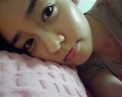 成宥利睡前晒超近距离自拍素颜肌肤光滑水嫩图