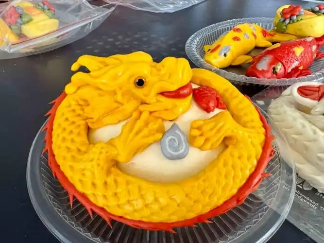 也会给残疾儿童做很多造型可爱的卡通馒头,还会