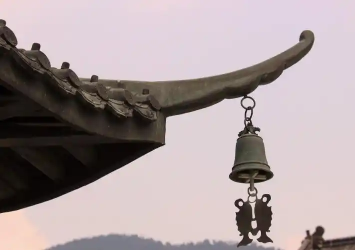 寺院建筑檐角下的风铃有什么寓意