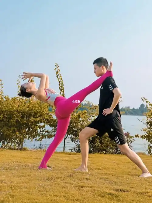 情侣瑜伽
