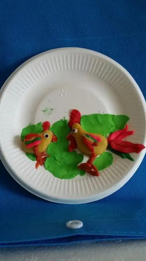 孙女在学校课外小组制作的面塑作品