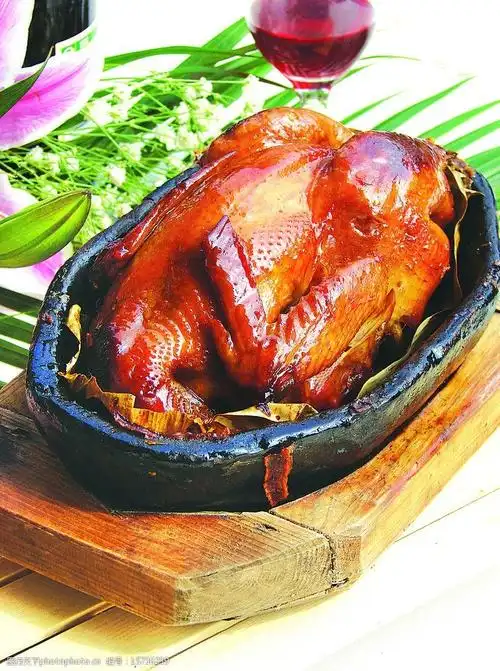 关键词:红泥瓦罐鸡 烤鸡 瓦罐 红酒 鲜花 传统美食 餐饮美食 摄影 jpg