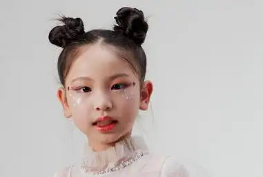 园都会举办节目表演或是活动,所以化妆可以让孩子更加好看的上台表演