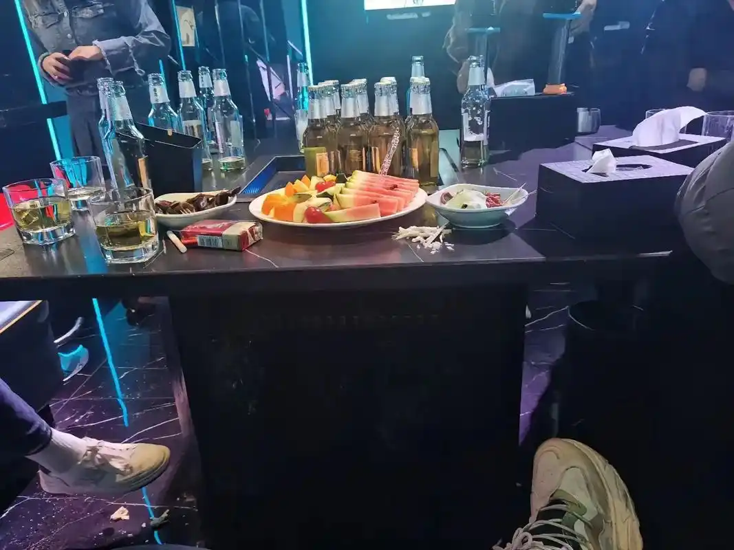 2024年7月6日6:00昨晚去了 ktv跟朋友们一起到了ktv