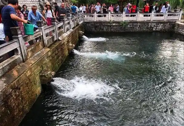 山东代表性景观,每个泉眼都喷出清澈的水花,是中国十大名泉之一