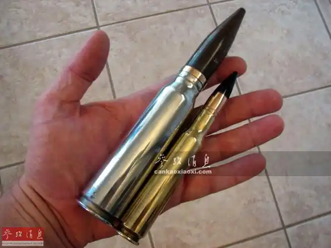 15.图为ntw-20使用的两种弹药,左为20毫米弹药,右为14.5毫米弹药.