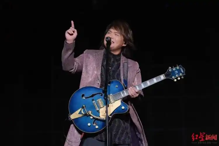 想现场给伍佰唱歌的人太多伍佰巡演成都站再加一场