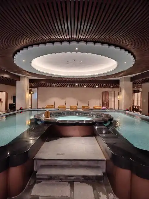 水疗中心整体装修风格偏现代简约,大厅的灯光设计很有层次感,工作人员