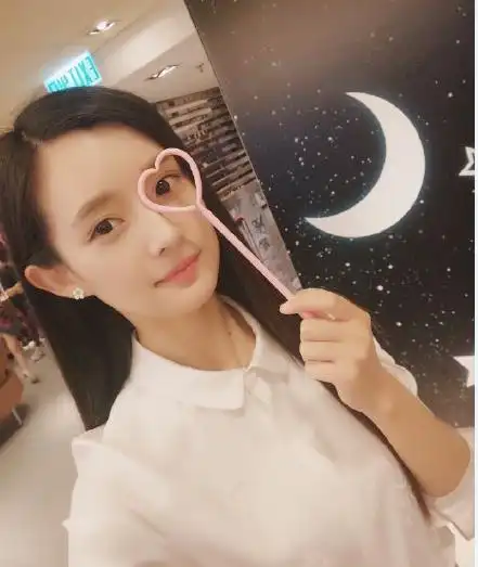 求多组可爱女生的照片 要求真实 可爱 要是同一个人的多张照片 年龄为