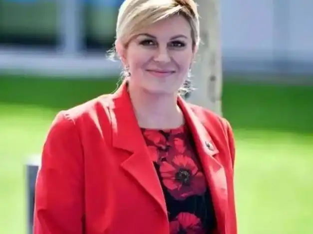 科琳达克罗地亚美女总统身材傲人做出惊世之举头号足球迷