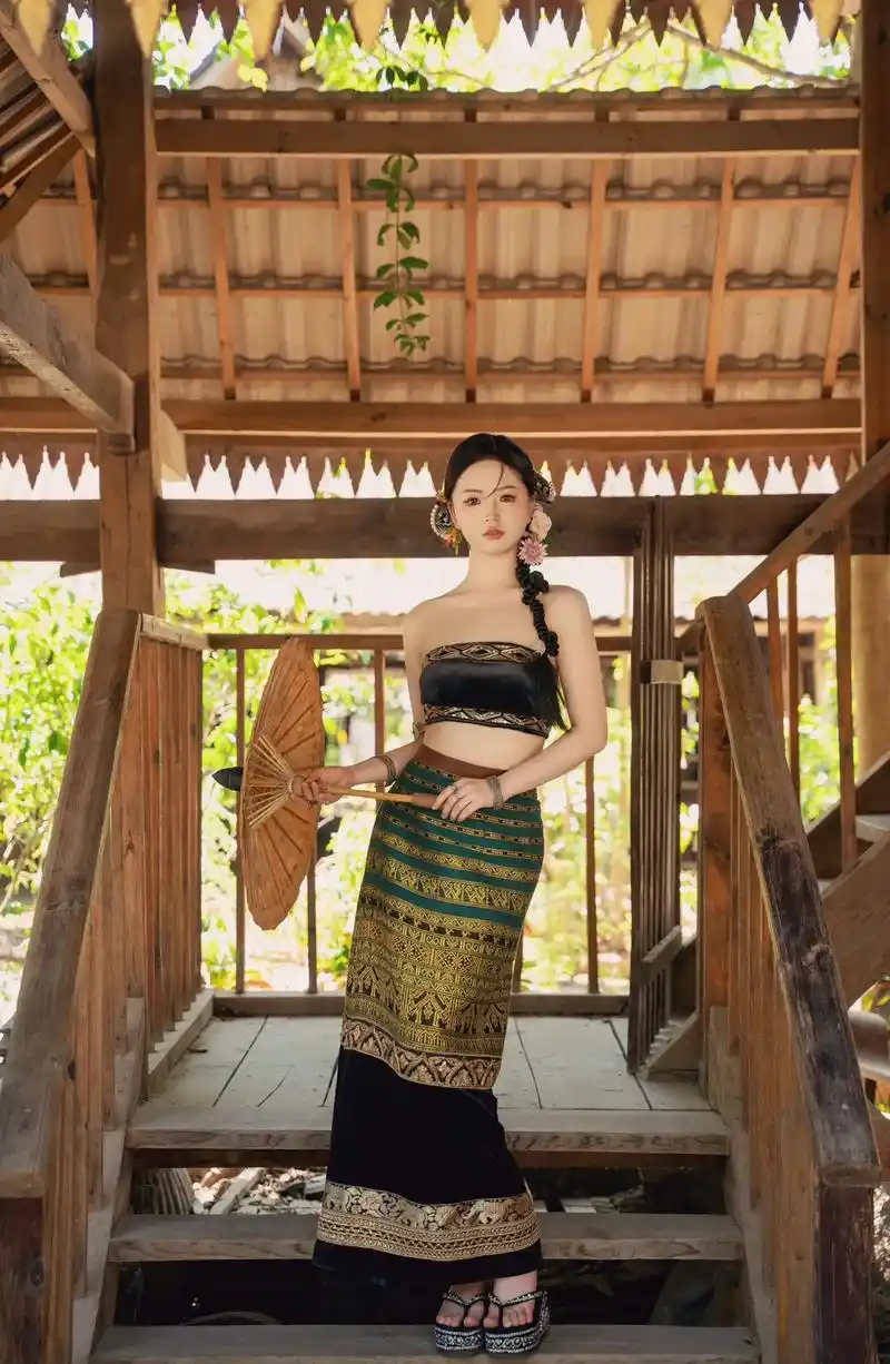 西双版纳傣妹体验卡|傣服写真.不想在星光夜市人挤人 那就 - 抖音