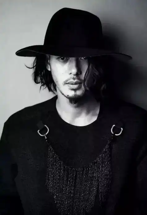 男生中分微卷蓬松发型,卷发图片,发型图片