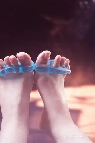 年轻妇女与硅胶脚趾分离器分开脚趾到修脚和油漆或文件脚趾甲